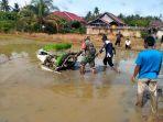 babinsa-bersama-ppl-kecamatan-padang-batung-mendampingi-petani-tanam-padi.jpg