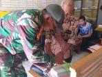 babinsa-koramil-awayan-sertu-budi-harto-menyerahkan-buku.jpg