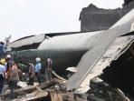 badan-pesawat-hercules-c-130-tni-au-yang-jatuh-di-jalan-jamin-ginting-medan_20150630_232726.jpg