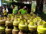 bagi-bagi-gas-elpiji-3-kg-atau-tabung-melon-di-banjarbaru-selatan-diawasi-kepolisian_20180223_200455.jpg
