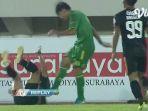 bagus-prasetya-himawan-melayangkan-tendangan-ke-punggung-pemain-persijap-jepara-agung-mannan.jpg