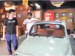 baim-wong-kiri-melihat-lihat-mobil-fiat-keluaran-1957-milik-andre-taulany-kanan.jpg