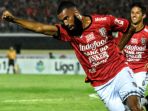 bali-united-vs-madura-united_20170813_215206.jpg