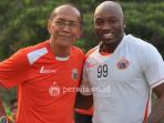 bambang-nurdianto-dan-penyerang-persija-pacho-kenmogne_20151126_065446.jpg