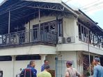 bangunan-yang-terdiri-dari-dua-lantai-tersebut-terbakar-di-bagian-lantai-dua_20181024_135626.jpg