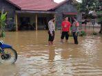 banjir-di-kalsel-jajaran-polsek-batung-memantau-daerah-yang-terendam-senin-07022022.jpg