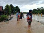 banjir-merendam-akses-jalan-raya-desa-jatibaruu.jpg