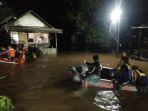 banjir-rendam-desa-tanahabang-petugas-evakuasi.jpg