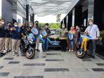 bank-mandiri-menyerahkan-hadiah-1-unit-bmw-x1-dan-2-unit-yamaha-nmax.jpg