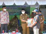 bantuan-benih-padi-kepada-tani-oleh-bupati-hss-h-achmad-fikry-senin-862020.jpg