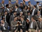 bayern-muenchen-berpose-dengan-memegang-bir-kecuali-franck-ribery_20170914_074958.jpg