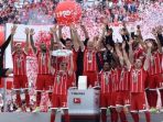 bayern-muenchen-merayakan-gelar-juara-bundesliga-1-musim-2016-2017-di-allianz-arena_20170521_063359.jpg