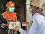 baznas-kalsel-menyerahkan-makanan-sehat-kepada-warga-di-desa-lok-serapang-kabupaten-tala.jpg