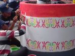 beberapa-pekerja-sedang-melukis-pot-kembang_20171123_144342.jpg