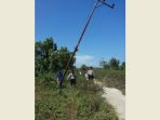 beberapa-petugas-polsek-kapuas-kuala-dan-petugas-pln-mengecek-tiang-yang-miring_20170205_182342.jpg