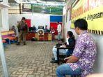 beberapa-warga-antre-untuk-menjalani-perekaman-ktp-elektronik.jpg