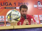 bek-anyar-perseru-badak-lampung-fc-anthony-golec-memberikan-keterangan.jpg