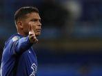 bek-chelsea-asal-brazil-thiago-silva-saat-pertandingan-sepak-bola.jpg