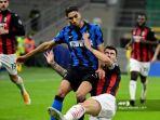 bek-inter-milan-asal-maroko-achraf-hakimi-kiri-bertarung-memperebutkan-bola.jpg