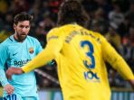 bek-las-palmas-matias-aguirregaray-mencoba-menghadang-striker-barcelona-lionel-messi_20180302_071924.jpg