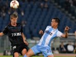 bek-lazio-luiz-felipe-kanan-berebut-bola-dengan-gelandang-ogc-nice-vincent-koziello_20171103_071853.jpg