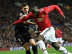 bek-sevilla-clement-lenglet-kiri-berduel-dengan-striker-manchester-united-romelu-lukaku_20180529_064214.jpg