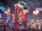 bek-tengah-liverpool-fc-virgil-van-dijk-mengangkat-trofi-juara.jpg