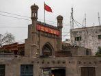 bendera-china-berkibar-berkibar-di-atas-masjid-yang-sudah-ditutup-oleh-pihak-berwenang.jpg