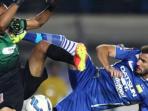 benturan-keras-antara-bek-persib-bandung-vladimir-vujovic_20151107_202236.jpg