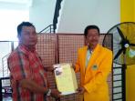 berkas-harun-nurasyid-yang-disambut-oleh-plt-ketua-harian-dpd-golkar-kalsel-gusti-perdana_20150513_142117.jpg