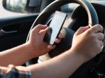 berkendara-sambil-mengoperasikan-ponsel_20161228_174603.jpg