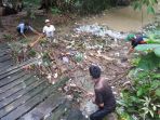 bersihkan-sungai_20171110_181800.jpg