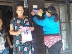 bidan-desa-mamigang-tinah-memasang-stiker-p4k-di-rumah-ibu-hamil.jpg