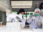 bpom-hsu-petugas-bpom-hsu-sedang-memeriksa-sampel-di-mobil-laboratorium-keliling.jpg