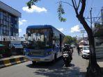 brt-berwarna-biru-campur-putih-terlihat-melintas-di-jalan-kolonel-sugiono.jpg