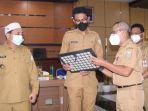bupati-banjar-h-saidi-mansyur-menerima-dokumen-kependudukan.jpg