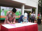 bupati-banjar-menandatangani-kerjasama-produksi-masker-dengan-ikm-dan-dekranasda-banjar.jpg