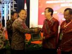 bupati-barsel-h-eddy-raya-samsuri-saat-menerima-penghargaan-dari-kemenkum-ham-ri_20171211_092826.jpg