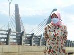 bupati-batola-hj-noormiliyani-dengan-latar-jembatan-alalak.jpg