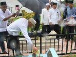 bupati-h-abdul-wahid-hk-menaburkan-bunga-saat-ziarah.jpg