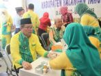 bupati-h-ansharuddin-berkunjung-ke-stan-dinkes-balangan-untuk-melakukan-stik-atau-test-strip_20180412_123056.jpg