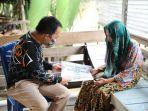 bupati-h-sudian-noor-menyerahkan-bansos-kepada-warga-di-kelurahan-kampung-baru-kabupaten-tanahbumbu.jpg