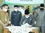 bupati-hhsu-abdul-wahid-hk-menandatangani-dokumen-di-gedung-dprd-17112021.jpg