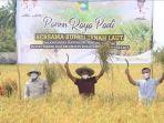 bupati-hm-sukamta-panen-padi-di-desa-padang-luas-kurau-kabupaten-tala-jumat-16072021.jpg
