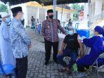 bupati-hss-achmad-fikry-saat-meninjau-vaksinasi.jpg
