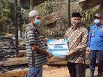 bupati-hss-achmad-fikry-serahkan-bantuan-untuk-korban-kebakaran-di-desa-ida-manggala-27062021.jpg