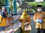 bupati-hss-h-achmad-fikry-dan-hj-isnaniah-saat-menggunakan-hak-pili.jpg