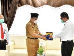 bupati-hss-h-achmad-fikry-penghargaan-dari-kpp-pratama-barabai-kalsel-senin-832021.jpg