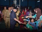 bupati-hss-h-achmad-fikry-saat-menyapa-warga-di-daha-selatan_20171023_172436.jpg