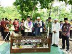 bupati-hss-h-achmad-fiky-ke-makam-pendiri-hss.jpg